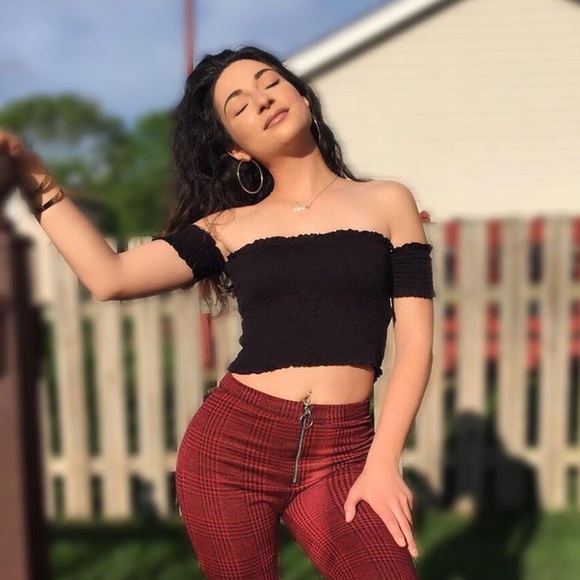 RED OFF-THE- SHOULDER SMOCKED TOP - Picture 6 of 8